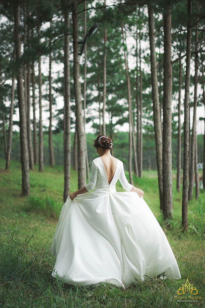 áo cưới hở lưng sâu tối giản