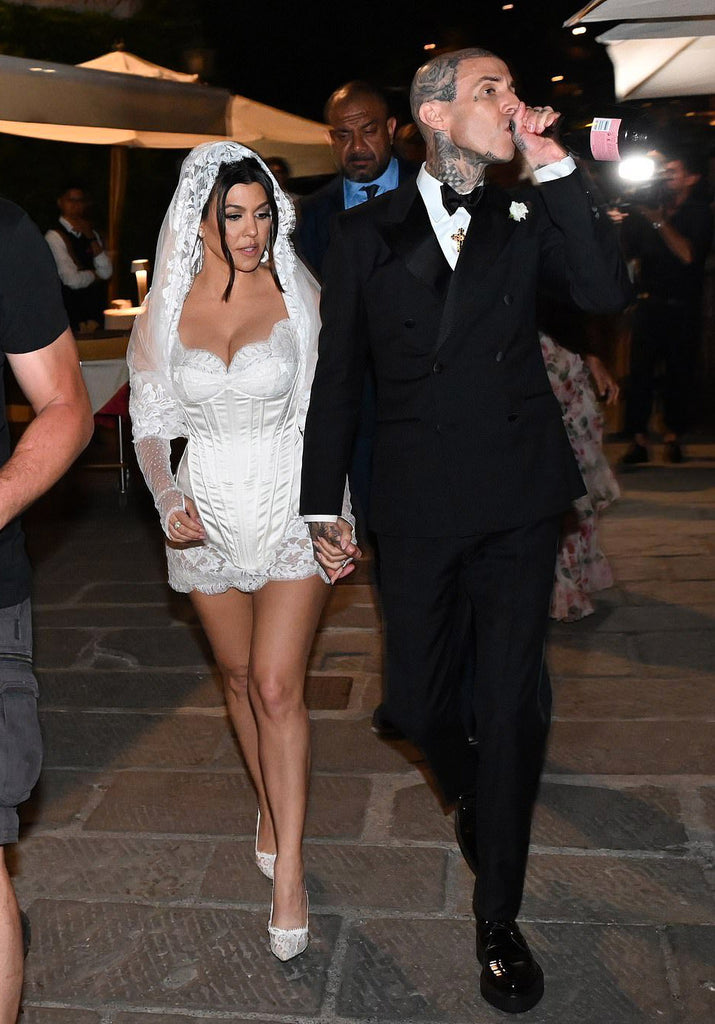 áo cưới ngắn độc lạ trong đám cưới Kourtney Kardashian Travis Barker