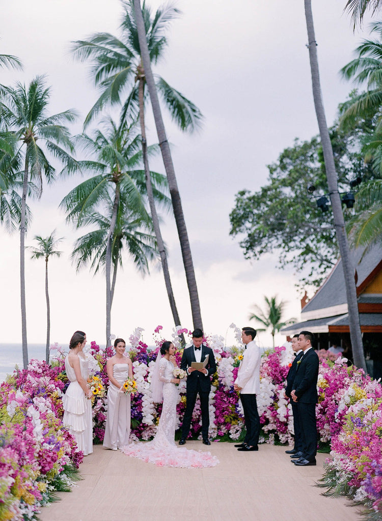 chọn áo cưới cho đám cưới ở resort