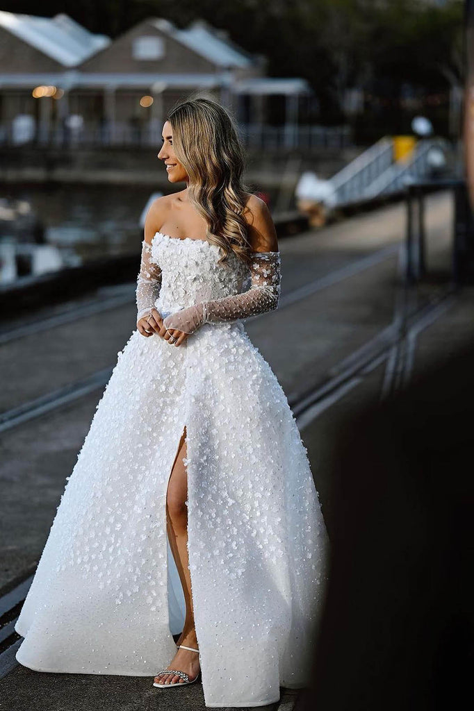 áo cưới xẻ tà đính hoa nhí 3D
