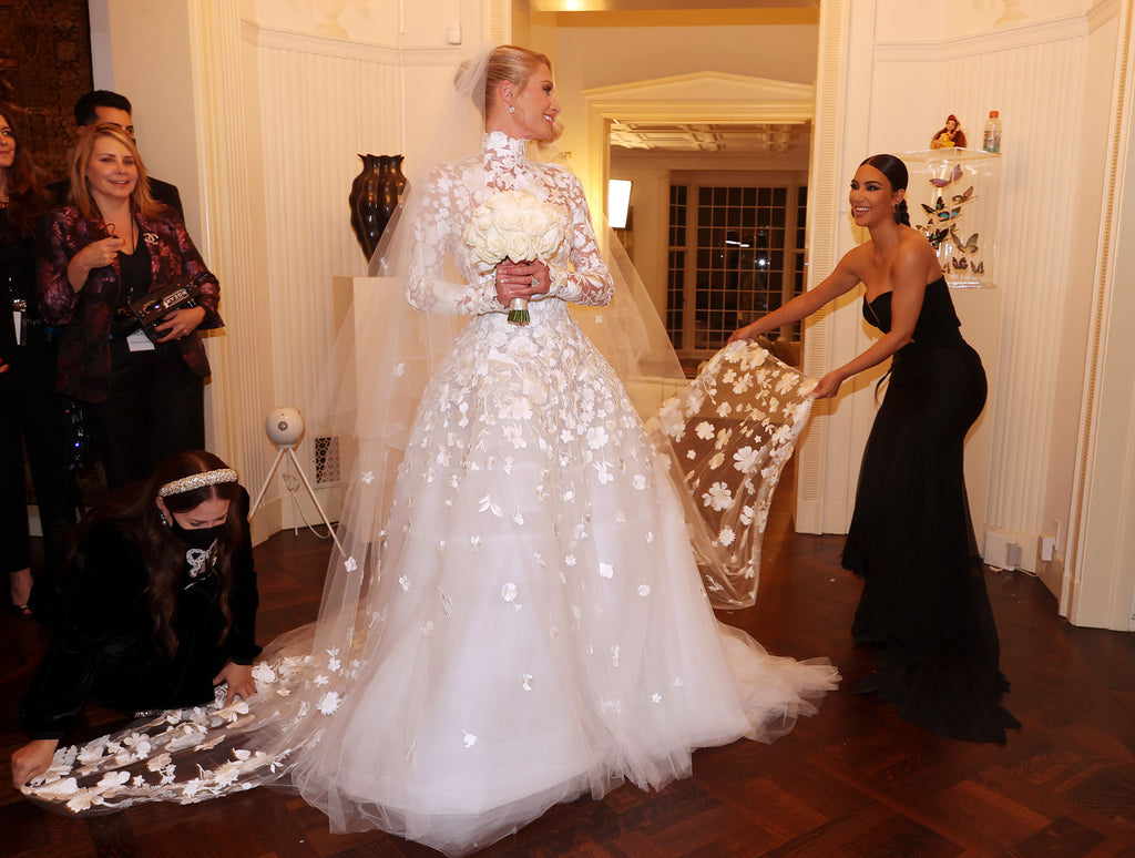 kim kardashian nâng váy cưới cho paris hilton