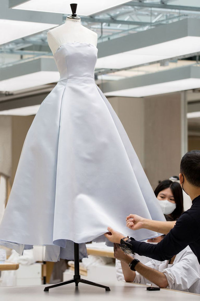 quá trình may đo thiết kế váy cưới ngắn cao cấp