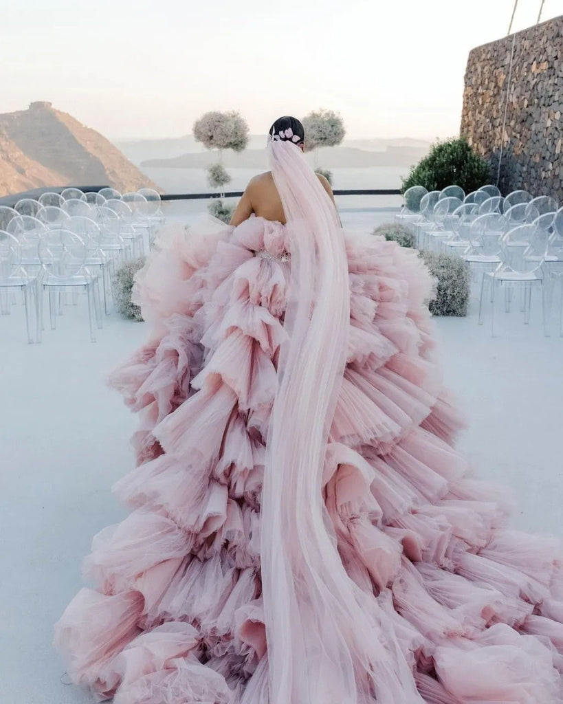 áo cưới màu hồng xếp tầng