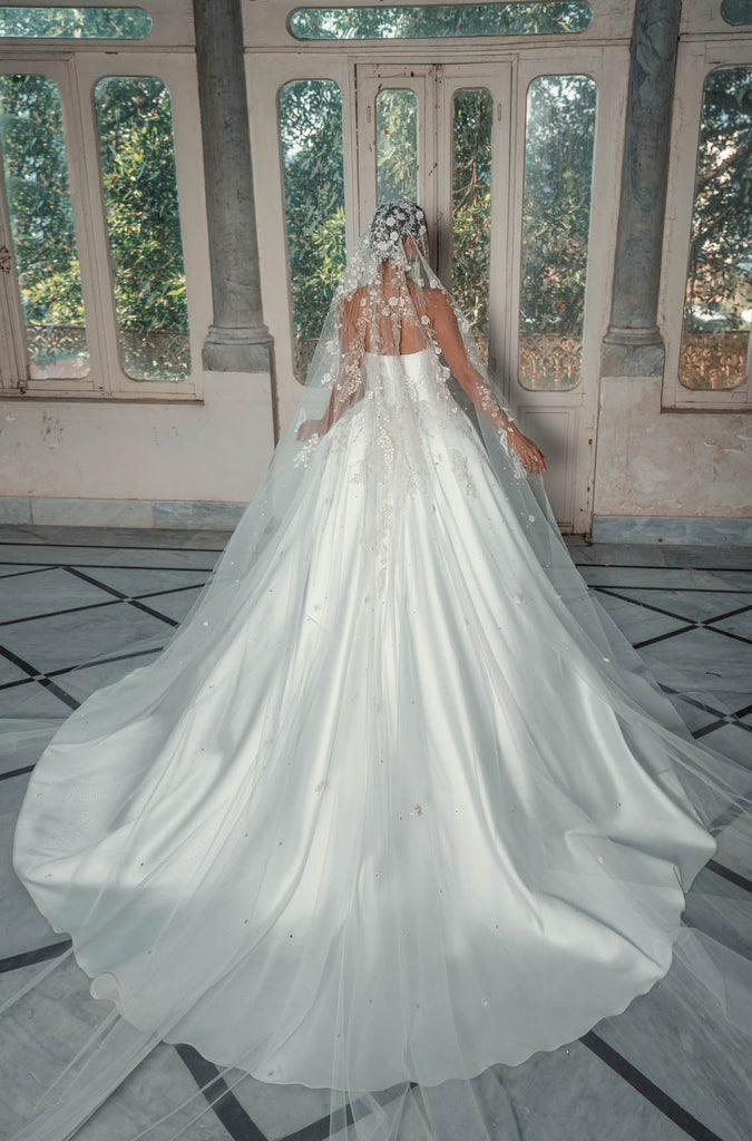 thiết kế váy cưới satin đuôi dài