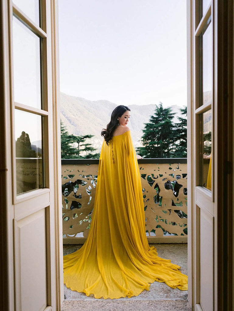 váy cưới áo choàng cape màu vàng