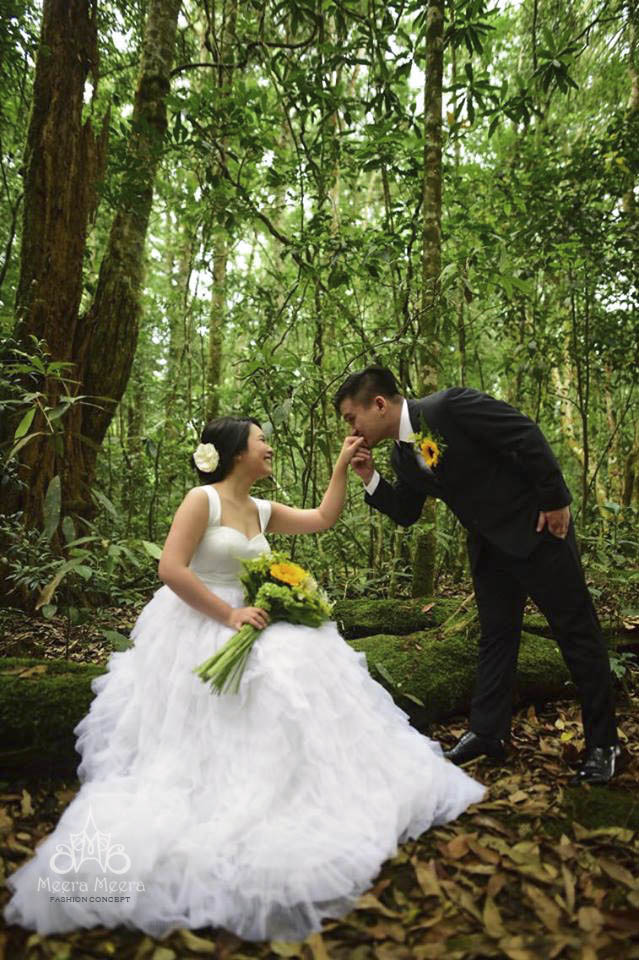 váy cưới chụp ảnh trong rừng