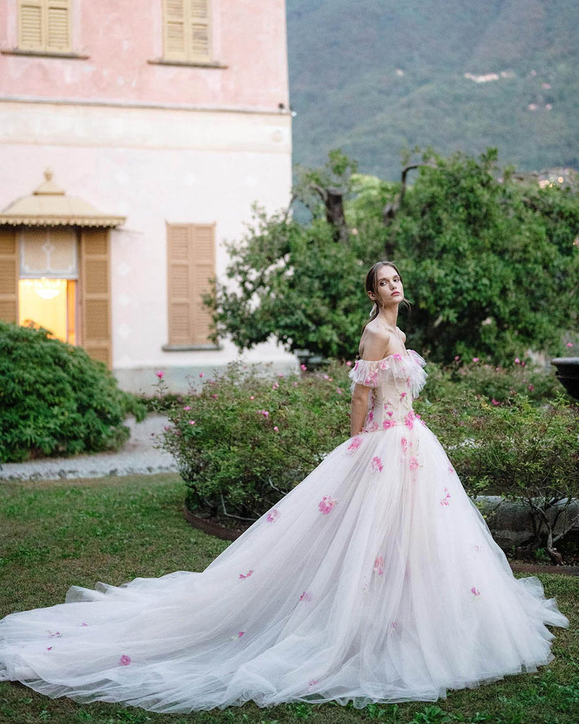 váy cưới công chúa hoa 3D màu hồng