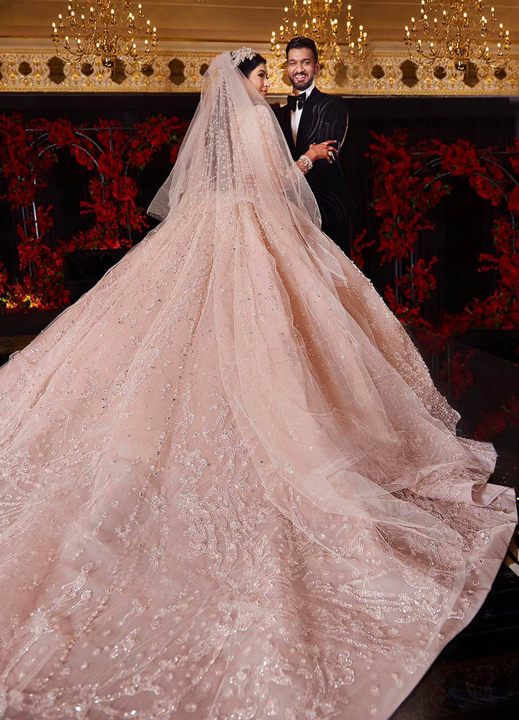 váy cưới haute couture màu hồng lộng lẫy