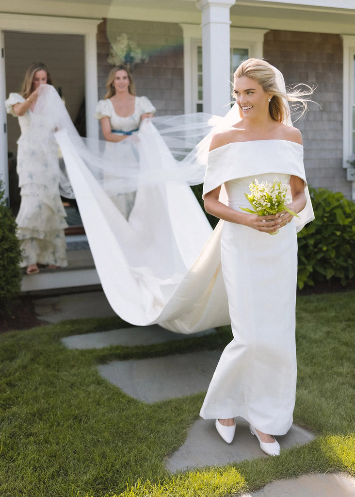 váy cưới minimalist dự tiệc cưới trên biển