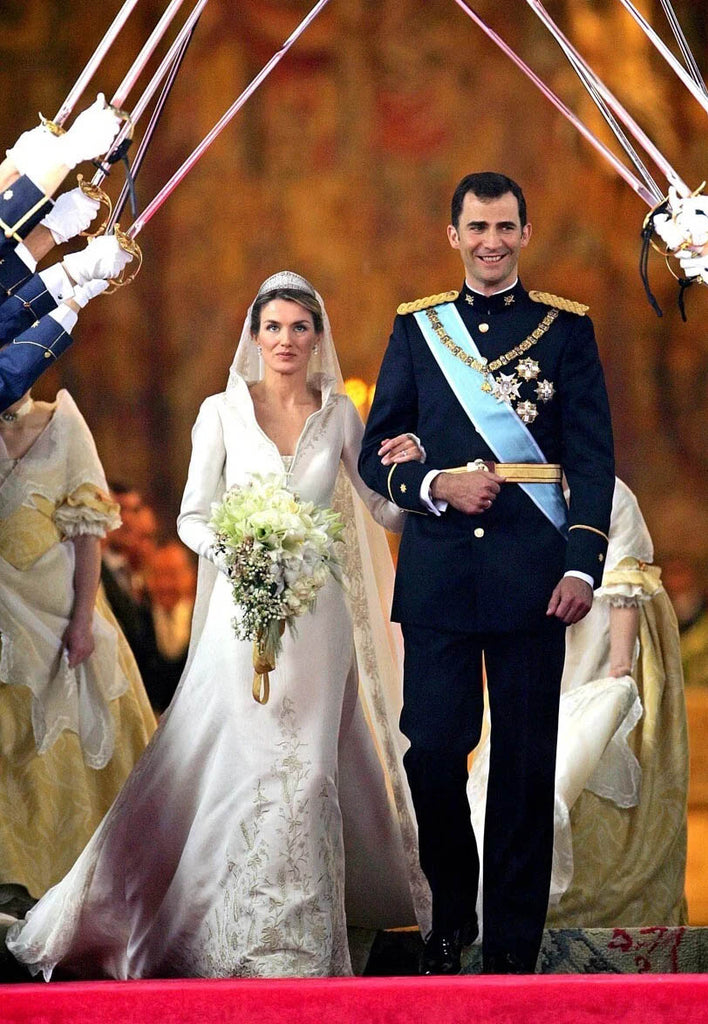 váy cưới satin hoàng gia thiết kế riêng
