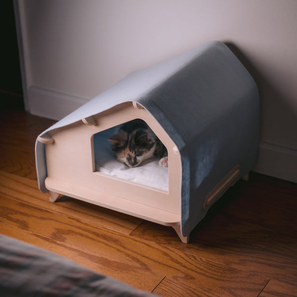 Rawry Luxe Cabin in Delicate Blue, Medium Size with Cat sleeping inside