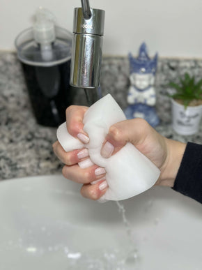 espremendo excesso agua esponja magica ultra mecx clean