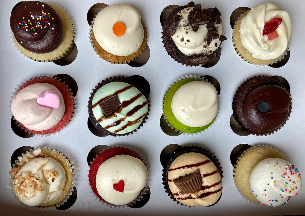 Uittreksel Klokje behang Assorted Dozen Cupcakes – Kupcakerie
