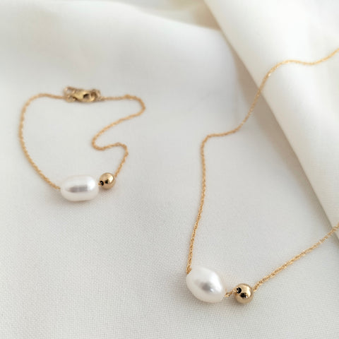 Modern pearl jewellery