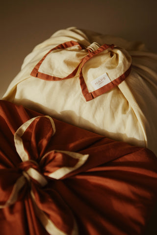 Gfitwrapping with furoshiki -textile gift wrapping