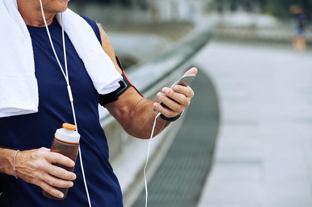 male utilize fitness apps to maintain his exercise routine