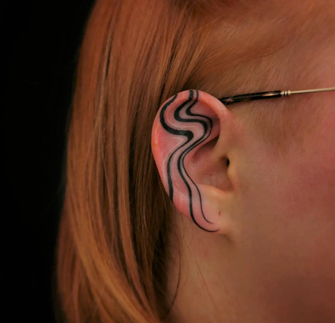 A small clef behind the ear. Fineline tattoo – Tattoo Studio München |  CHAOS CREW | Tätowierer München