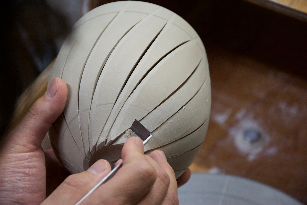 光を纏った陶磁器を生み出す
中国がルーツに持つ技法「蛍手」とは？