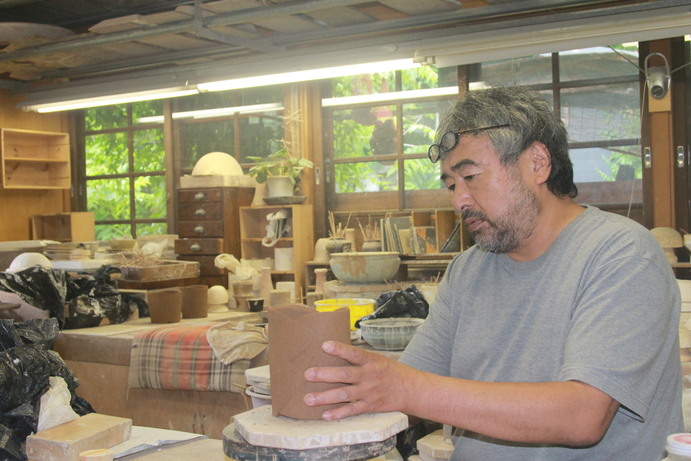 岩手県盛岡市の池のほとりに佇む「如月窯」は、夫婦で営む陶芸窯です