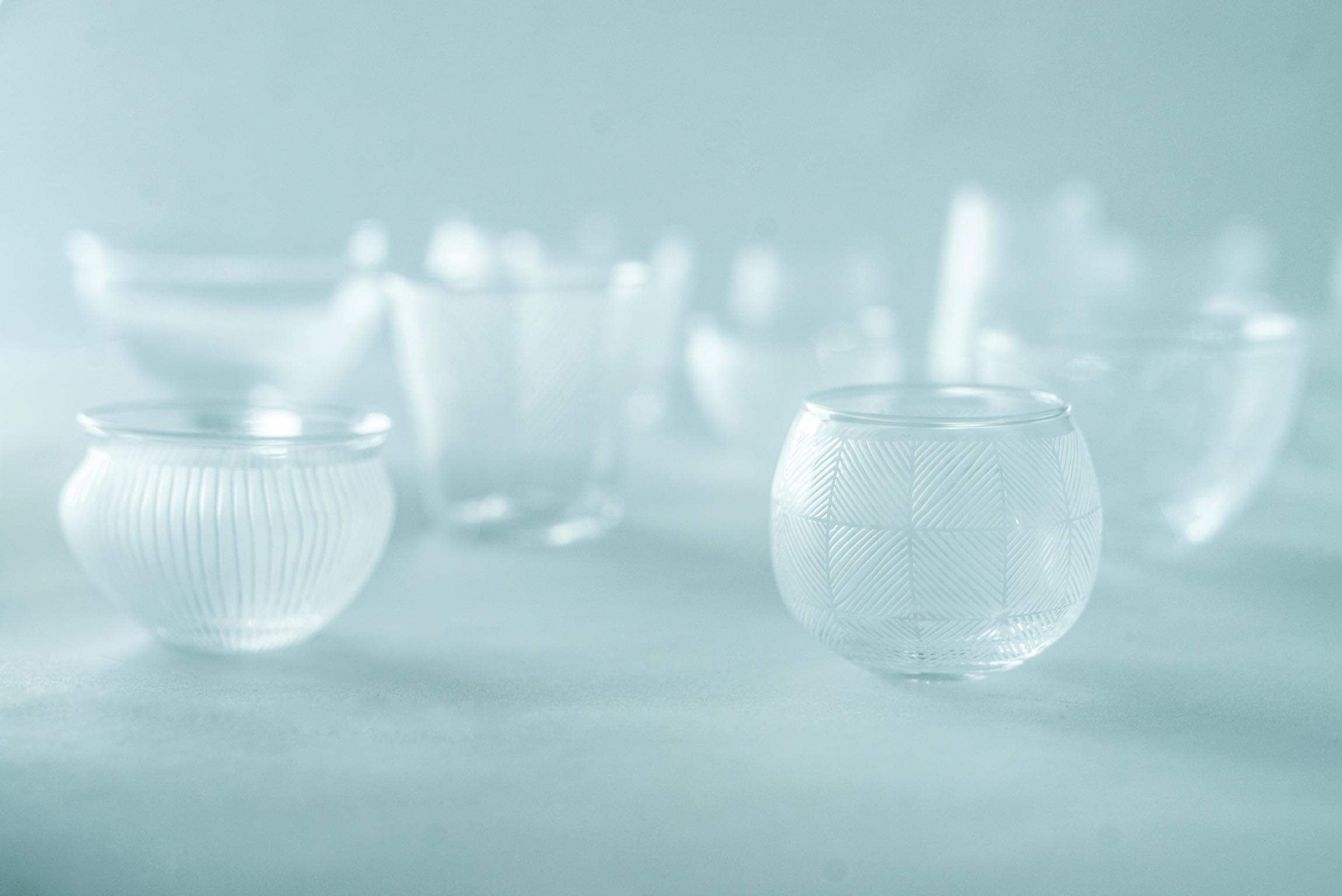ガラス作家・新田佳子さんによる、薄氷のような白い世界観が魅力です