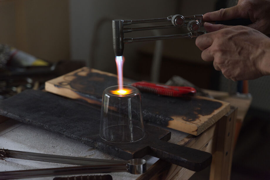 「再生ガラス」を利用した独特な表情が魅力の器を手がける、京都のガラス作家です