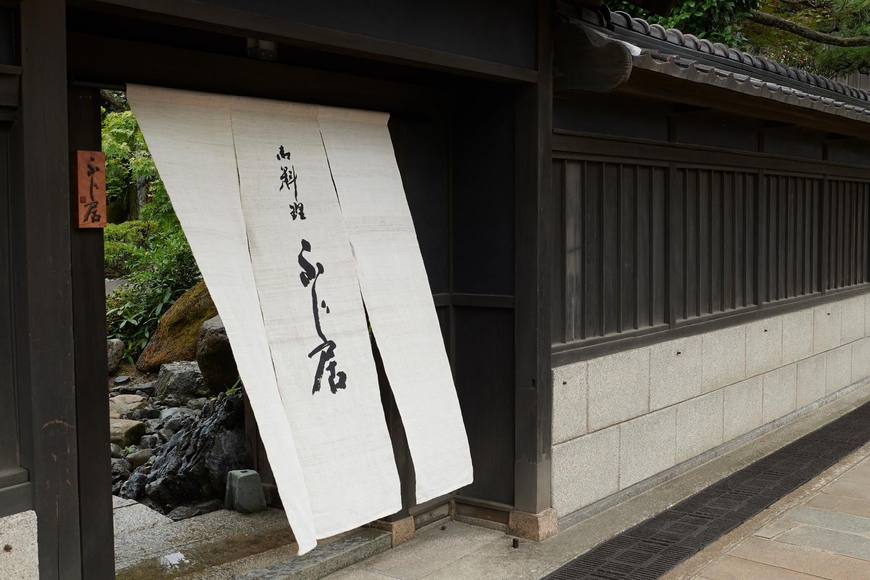 地元・富山への郷土愛にあふれた料理を提供する、日本料理の名店です
