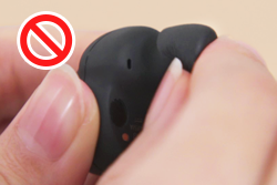 Digging your nails into the earbud tip or scuffing them using a metal material may cause damage.