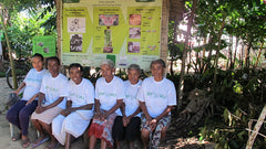 un autre groupe de femmes CPALI, assises dans des t-shirts SEPALI assortis