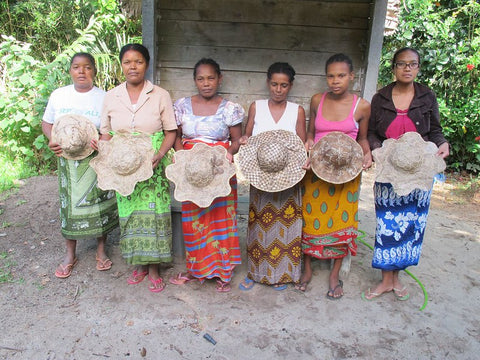 Groupe de femmes CPALI avec des chapeaux de soie sauvage
