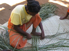 CPALI femme tressant panier