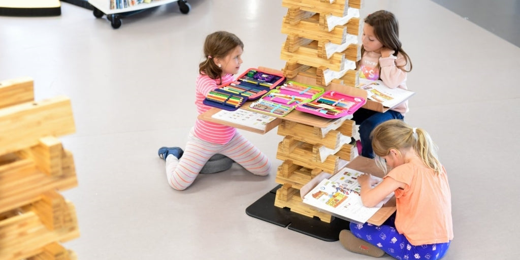 Mädchen lernen, malen und lesen an ZAP Totem auf unterschiedlichen Ebenen.