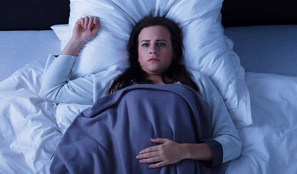 Schlafmagazin: Medikamente als Ursache für Schlafstörungen, Frau liegt nachts wach