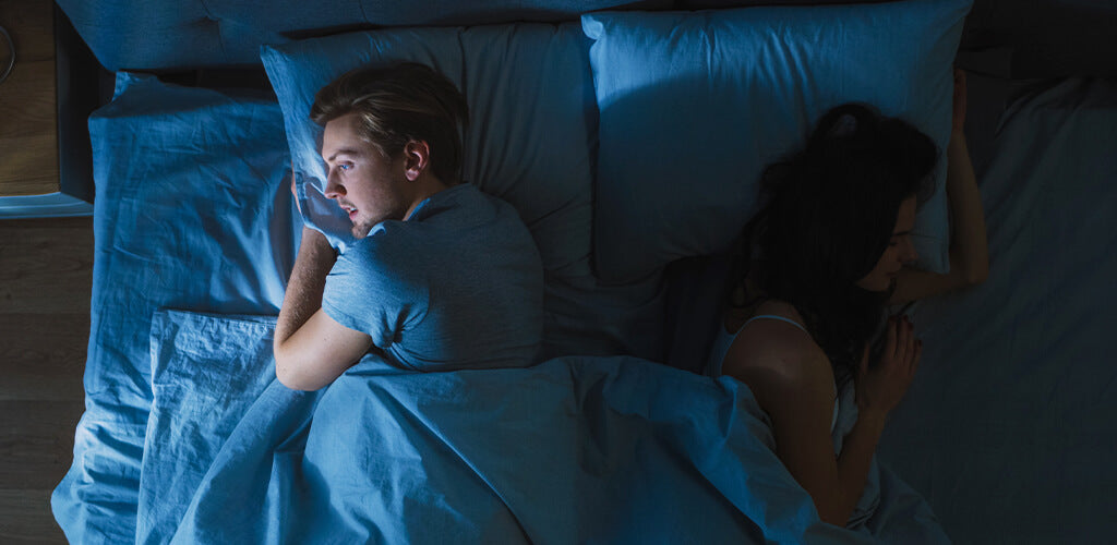 Gestörtes Herz-Kreislauf-System im Schlaf: Junger Mann erwacht nachts aus dem Schlaf