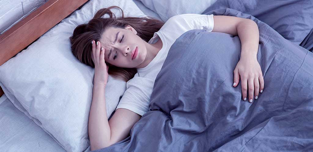 smartsleep Schlafmagazin Stress und Stresshormone Müde Frau schlaflos im Bett