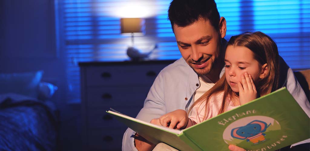 smartsleep Schlafmagazin: Kinder-Schlaf Vater liest Tochter am Abend eine Gute Nacht Geschichte vor