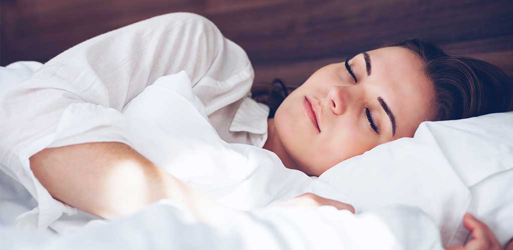 smartsleep Schlafmagazin Schöne Frau schläft mit gesunder Körpertemperatur