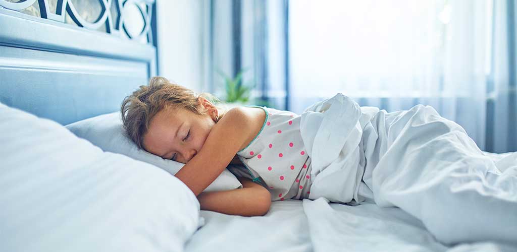 smartsleep Schlafmagazin Kinder-Kissenratgeber, Junges Mädchen schläft morgens im Bett