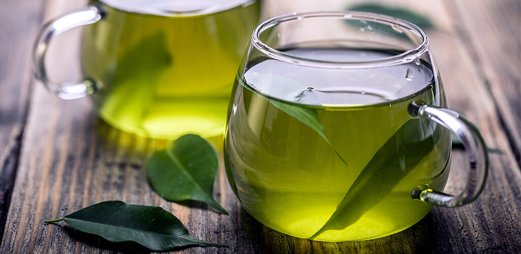 Beruhigende Pflanzenextrakte: Grüner Tee entspannt & löst Nervöstität und Anspannung.