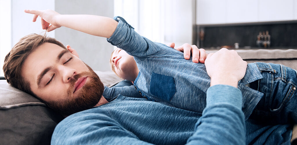 Schlaf-Tipps für Eltern: Schlafbedürfnis Vater und Baby