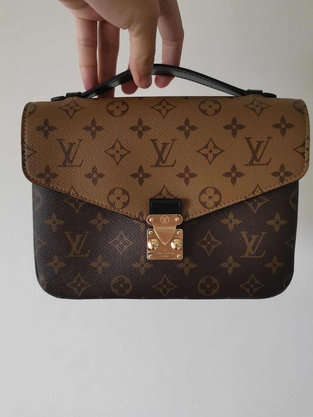 Louis Vuitton® Locky BB Caramel. Size