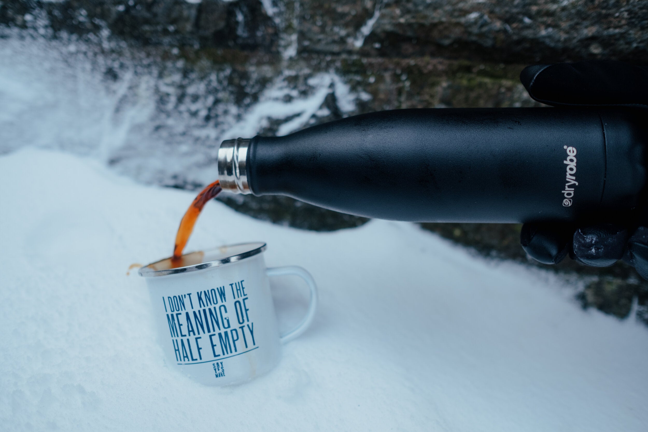 dryrobe Chilly's bottle pouring coffee