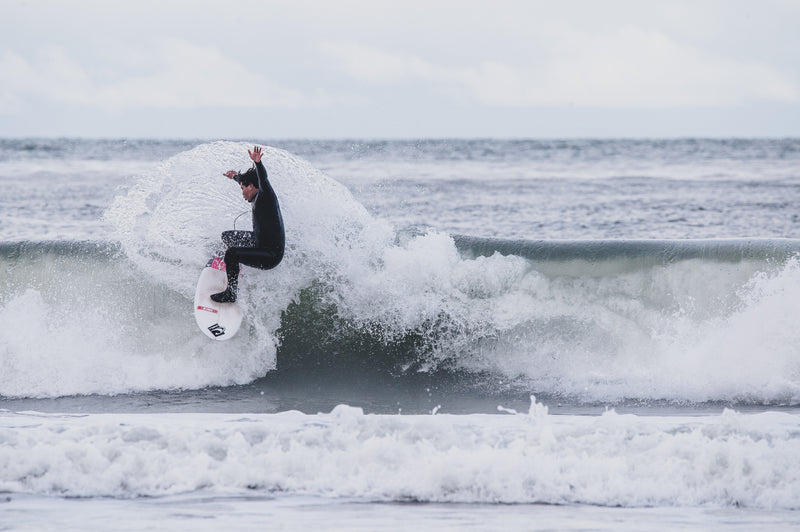 Mini Cho turning at the top of a wave surfing 