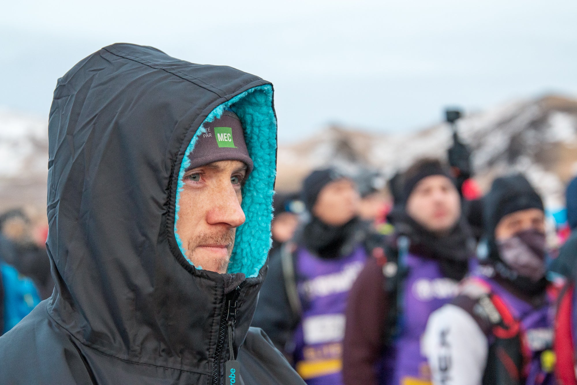 Jon Albon staying warm in his dryrobe pre-race