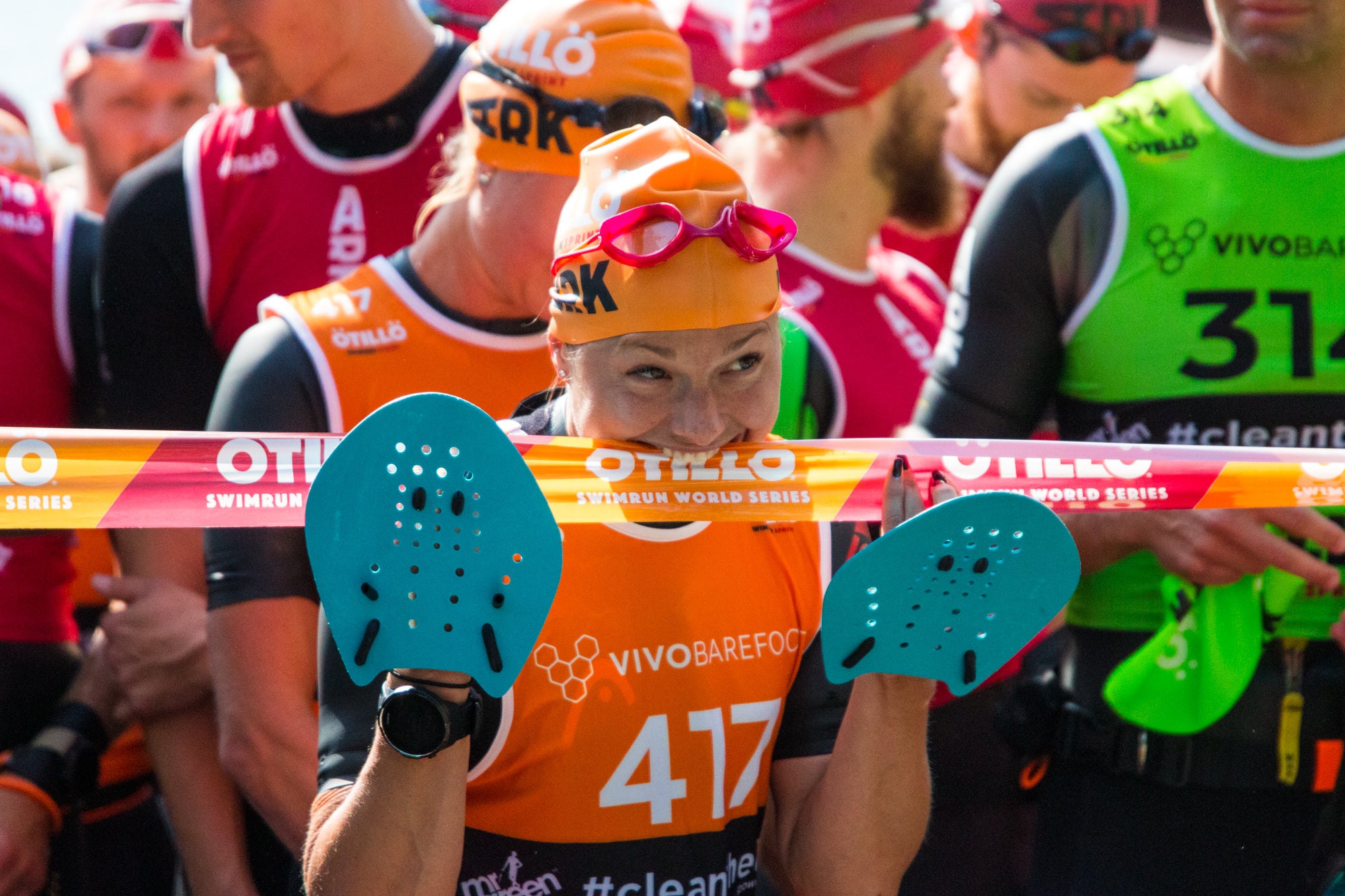 ÖTILLÖ biting the tape at the start line of a swimrun race