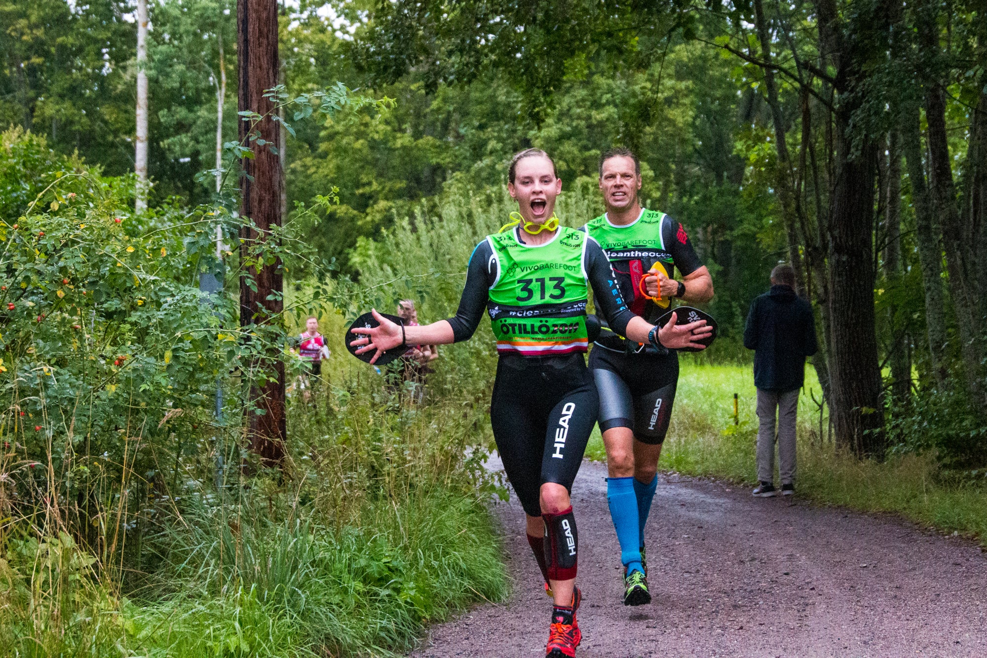 Teams arriving at an energy station - ÖTILLÖ Swimrun World Championship 2019