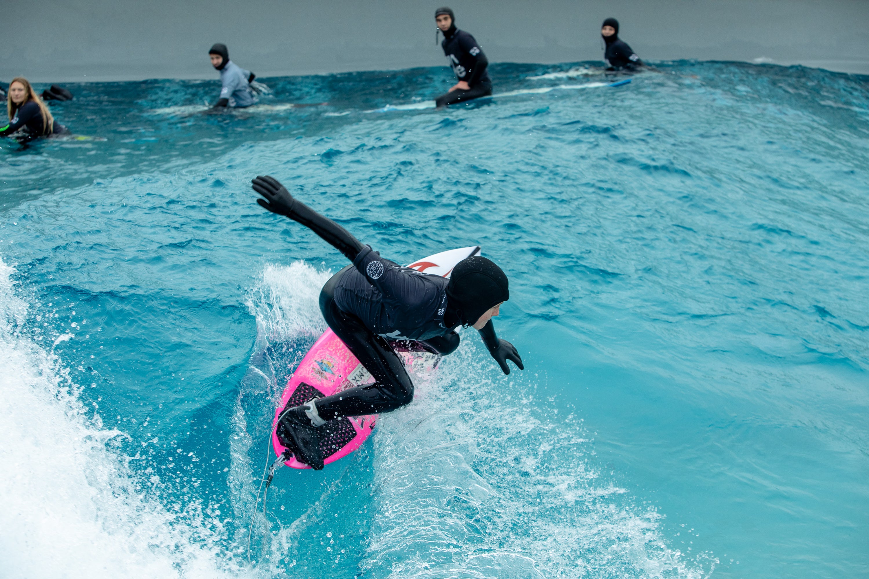 dryrobe ambassador Lukas Skinner surfing at The Wave on Team England Juniors training day