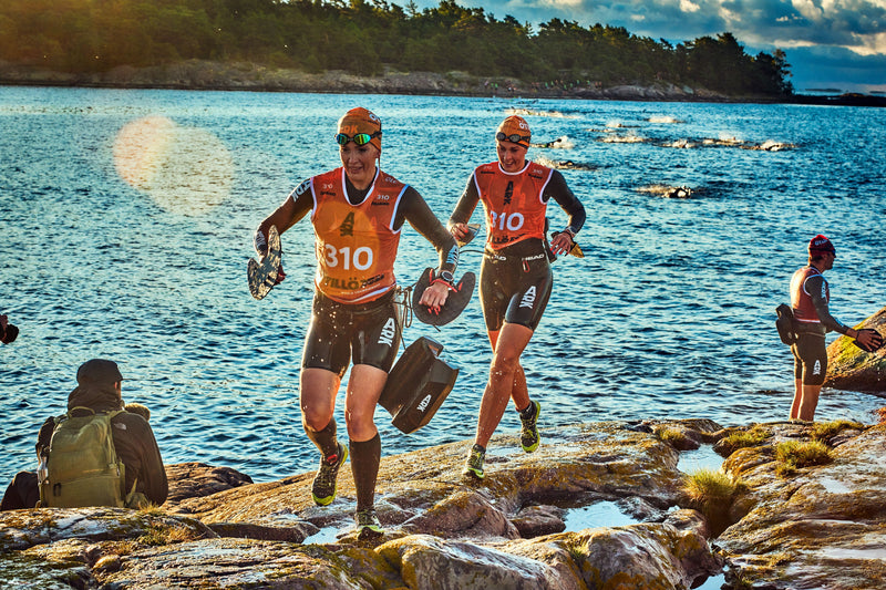 Two ÖTILLÖ competitors running on the rocks during the World Championships 2022