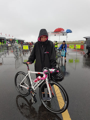Rachael Vatter British Triathlete - with her bike and dryrobe
