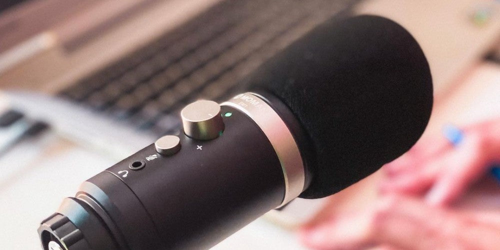 Moman USB microphone for live streaming is portable and versatile to offer great audio quality for Facebook live, Instagram live, and so on.