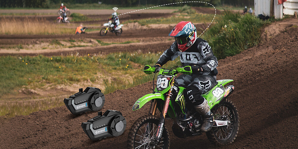 Moman H3 dirt bike intercom has a Bluetooth sharing distance of 2000 meter. It offers reliable and stable communication during off-road riding and racing. It is robust, versatile, and budget.